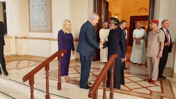 Umman Sultanı Kabus, 1996'dan beri ziyarette bulunan ilk İsrail Başbakanı olan Benyamin Netanyahu ile eşi Sara'yı ağırladı. - Sputnik Türkiye