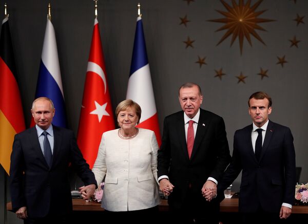 Dörtlü zirve sonrası Putin, Erdoğan, Merkel ve Macron el ele tutuştu - Sputnik Türkiye