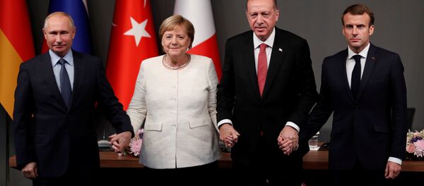 Dörtlü zirve sonrası Putin, Erdoğan, Merkel ve Macron el ele tutuştu - Sputnik Türkiye
