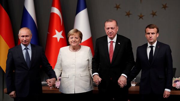 Dörtlü zirve sonrası Putin, Erdoğan, Merkel ve Macron el ele tutuştu - Sputnik Türkiye