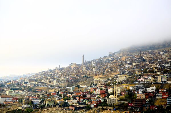 Mardin’de, tarihi evler ve sokaklara çöken sis güzel manzaralar açığa çıkardı. - Sputnik Türkiye