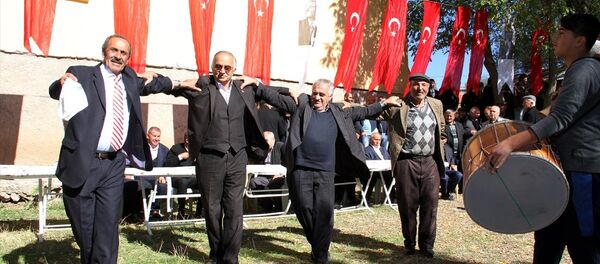 Sivas'ın Suşehri ilçesinde yaklaşık 60 yıldır içme suyu sorunu yaşayan köylüler, köylerine bağlanan suyun sevincini halay çekerek kutladı. - Sputnik Türkiye