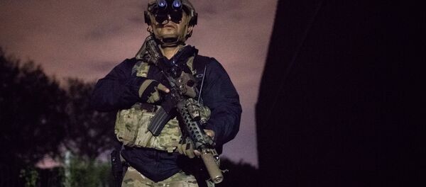 An agent with the U.S. Border Patrol Tactical Unit guards the U.S. side of the border wall with Mexico in Brownsville, Texas, U.S. - Sputnik Türkiye