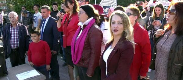 Bolu'daki 29 Ekim kutlamasında Cumhuriyet Kadınları Derneği Bolu Şube Başkanı Güllü Yaman tarafından 'Andımız' yanlış okundu. - Sputnik Türkiye