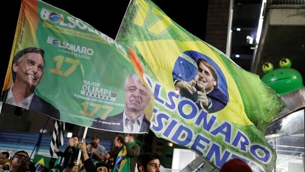 Berziliya Devlet Başkanlığı'na seçilen Sosyal Liberal Partinin (PSL) adayı aşırı sağcı Jair Bolsonaro'nun zafer kutlamaları yapıyor. - Sputnik Türkiye