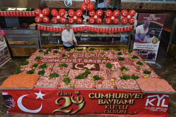 Adanalı kebapçı, etlerden Türk bayrağı yaptı - Sputnik Türkiye