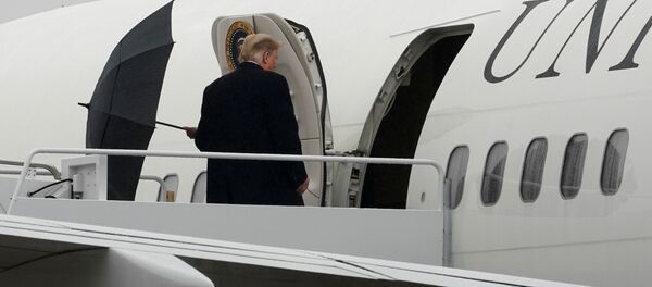 Trump Air Force One'a binmek için şemsiyeyi elinden fırlatmadan önce - Sputnik Türkiye