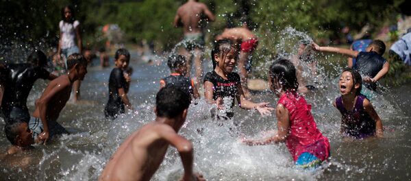 ABD'ye varmak için Orta Amerika'dan harekete geçip Meksika'da ilerleyen binlerce göçmen, günlerdir yollarda. Akarsuyla karşılaştıklarında temizlenme, ferahlama ve çocuklar için de oyun fırsatı doğuyor. ABD'ye varmak için Orta Amerika'dan harekete geçip Meksika'da ilerleyen binlerce göçmen, günlerdir yollarda. Akarsuyla karşılaştıklarında temizlenme, ferahlama ve çocuklar için de oyun fırsatı doğuyor. - Sputnik Türkiye