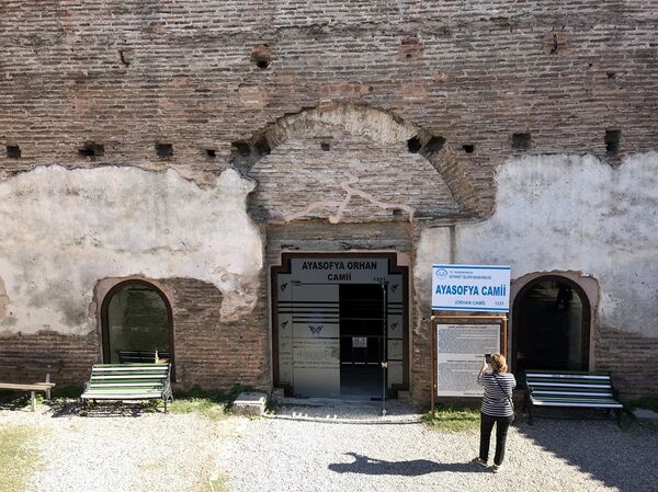 Geçen yılın Aralık ayından itibaren de Vakıflar Bölge Müdürlüğü'nün restorasyon çalışması gerçekleştirildi. Kurban Bayramı'nın 1. günü olan 6 Kasım 2011'de sabah namazından itibaren bir kısmı cami olarak hizmet verilmeye başlandı. Cami olarak açılmasıyla birlikte Ayasofya Orhan Camii'nin Osmanlı Dönemi'nden önceki bazı bölümleri ziyarete açıldı. Ziyarete açık bölümlerin, geçmişe ait kısımları korumaya alınarak, yerli- yabancı turistler tarafından ziyaret edilmesi sağlanıyor.  - Sputnik Türkiye