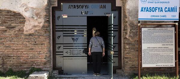 Cam kapı ve buzlu camların taıkıldığı Ayasofya Orhan Camii - Sputnik Türkiye