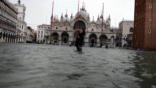 Lastik botlarla turizm: Venedik sular altında kaldı - Sputnik Türkiye