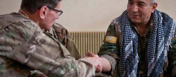 ABD Merkez Kuvvetler Komutanı Joseph Votel ile YPG'li Azad Simi - Sputnik Türkiye