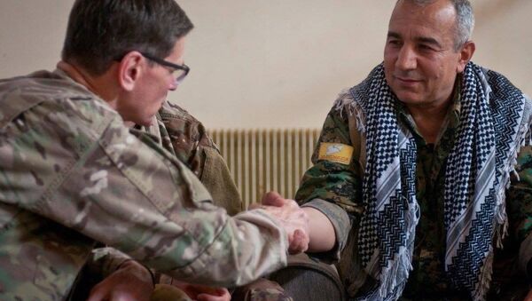 ABD Merkez Kuvvetler Komutanı Joseph Votel ile YPG'li Azad Simi - Sputnik Türkiye