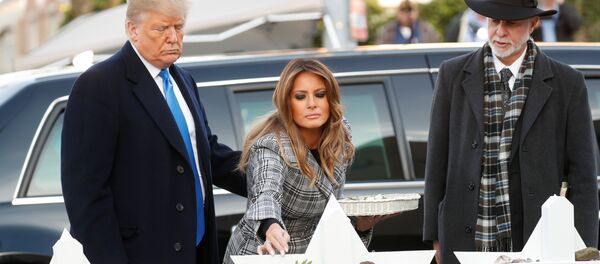 Donald Trump ile eşi Melania, Pittsburgh kentinde silahlı saldırıda 11 kişinin öldürüldüğü, 6 kişinin yaralandığı Yaşam Ağacı Sinagogu'nu ziyaret ettii. Haham Jeffrey Myers'ın eşlik ettiği çift, kurbanlar için oluşturulan anıta taş bıraktı. - Sputnik Türkiye
