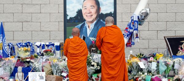 2010'da satın aldığı Leicester City'yi 2015'te ilk kez Premier Lig şampiyonluğuna taşıyan, ancak cumartesi günkü maçın ardından helikopter kazasında ölen Taylandlı Vichai Srivaddhanaprabha için kulüp stadında anma köşesi oluşturuldu. - Sputnik Türkiye