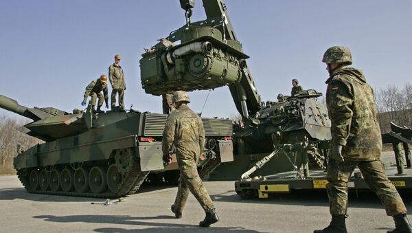 The crew of a 'Buffalo' wrecker tank, right, of the German Army lifts the engine of a Leopard 2 battle tank, left, for repair during a demonstration at the Bayern Barracks in Munich, southern Germany, on Wednesday, Feb. 20, 2008 - Sputnik Türkiye
