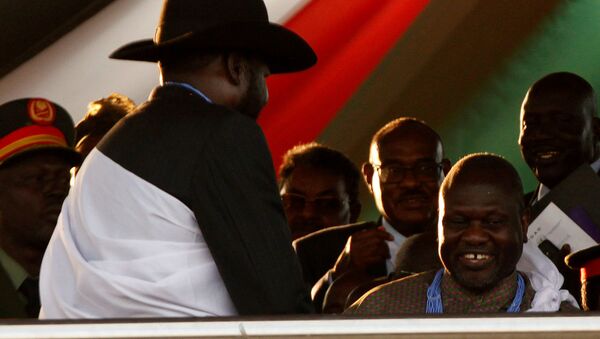 Güney Sudan'daki barış kutlamalarında Güney Sudan Devlet Başkanı Salva Kiir Mayardit ve Muhalif Sudan Halk Kurtuluş Hareketinin (SPLM-IO) lideri Riek Machar - Sputnik Türkiye