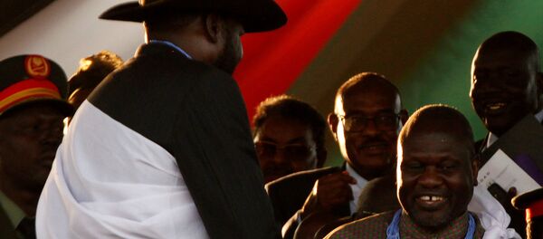 Güney Sudan'daki barış kutlamalarında Güney Sudan Devlet Başkanı Salva Kiir Mayardit ve Muhalif Sudan Halk Kurtuluş Hareketinin (SPLM-IO) lideri Riek Machar - Sputnik Türkiye