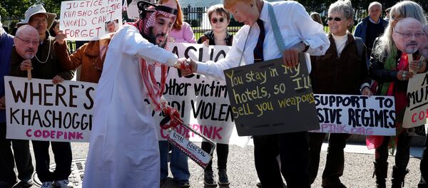 Kaşıkçı'nın Suudi konsolosluğunda öldüğünün netleşmesi üzerine ABD'deki savaş karşıtları, Beyaz Saray ve Dışişleri Bakanlığı önünde 'eli testereli' Suudi Veliaht Prensi Muhammed bin Selman ile baş destekçisi ABD Başkanı Donald Trump'ı hicvederek eleştiren eylemler düzenledi.   - Sputnik Türkiye
