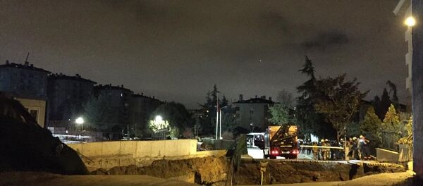 Ümraniye'de metro inşaat sahasının da bulunduğu caddede göçük meydana geldi. - Sputnik Türkiye