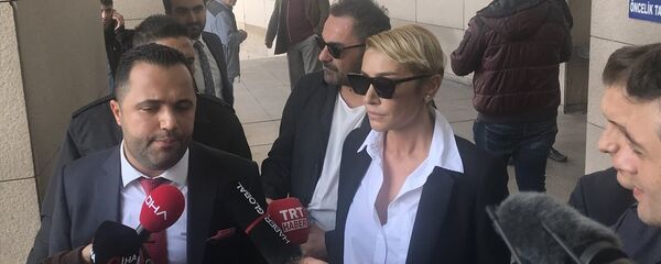 Sıla Gençoğlu -  avukatı Rezan Epözdemir - Sputnik Türkiye