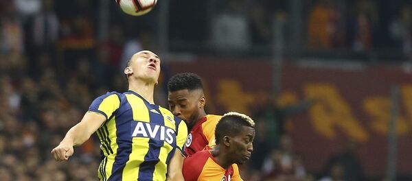 Spor Toto Süper Lig'de Galatasaray ile Fenerbahçe, Türk Telekom Stadı'nda karşı karşıya geldi. Bir pozisyonda Galatasaraylı oyuncu Henry Onyekuru (önde sağda), Fenerbahçeli oyuncu Michael Frey (solda) ile mücadele etti - Sputnik Türkiye