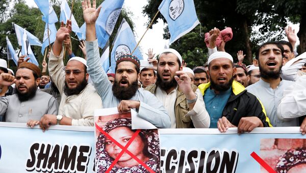 Pakistan'da Asya Bibi protestocuları arasındaki Müslüman Öğrenciler Birliği (MSO) mensupları - Sputnik Türkiye