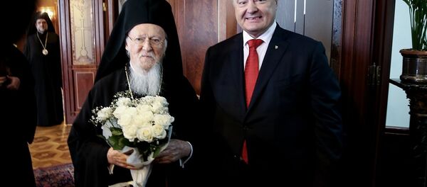 Ukrayna Devlet Başkanı Petro Poroşenko, İstanbul Fener Rum Patrikhanesi'ni ziyaret edip Patrik Bartholomeos tarafından kabul edildi. - Sputnik Türkiye
