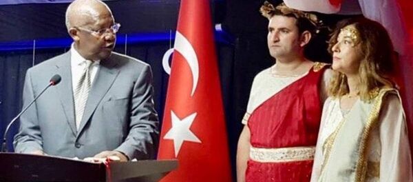 Uganda'daki 29 Ekim Cumhuriyet Bayramı resepsiyonunda, Türkiye'nin Kampala'daki Büyükelçisi Sedef Yavuzalp, Yunan mitolojik tanrılarının kıyafetini giydi. - Sputnik Türkiye