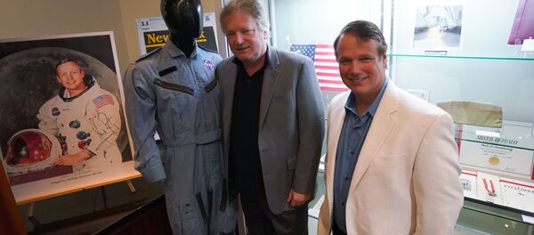 Neil Armstrong'un kişisel eşyaları için düzenlenen açık artırma - Sputnik Türkiye