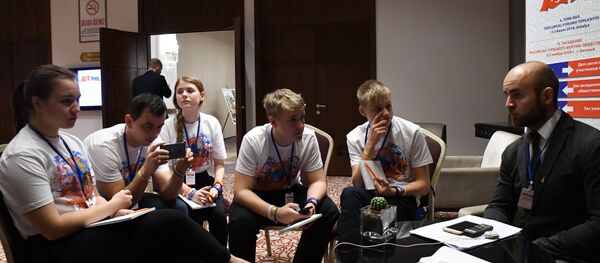 Çocuk basın merkezinde yer alan genç gazeteciler. Çocuk basın merkezinde yer alan genç gazeteciler. - Sputnik Türkiye