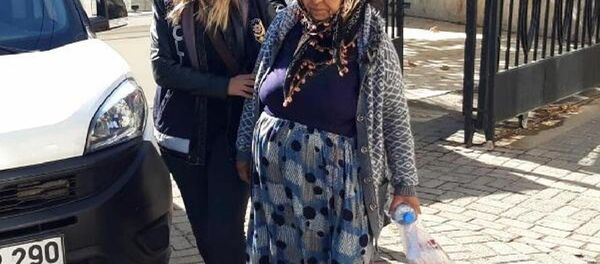 Aydın'da da uyuşturucu hap kullandıkları öne sürülen 3 üniversite öğrencisinden 1'inin ölmesi, diğer 2'sinin ise hastanelik olmasının ardından başlatılan soruşturmada, uyuşturucuyu sattığı iddiasıyla Sevilay Akkalay (57) ile torunu D.D. (17) gözaltına alındı. - Sputnik Türkiye