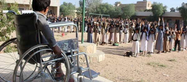 9 yaşındaki Muhammad Şadheli, 9 Ağustos okul otobüsü katliamından sağ kurtuldu, ama sakat kaldı. Şimdi bahçede beden eğitimi ya da sivi savunma tatbikatı yapan arkadaşlarını tekerlekli sandalyeden izliyor. - Sputnik Türkiye