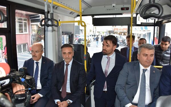 Katılımcılar, TEMSA'nın Adana'daki fabrikasında Türk mühendisleri tarafından geliştirilen ve seri üretime hazır hale gelen MD9 Electricity model elektrikli otobüsle şehir içinde kısa bir tur attı. - Sputnik Türkiye