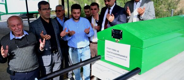 Kararname bekleyen kamu müteahhitleri temsili cenaze namazı kıldı - Sputnik Türkiye