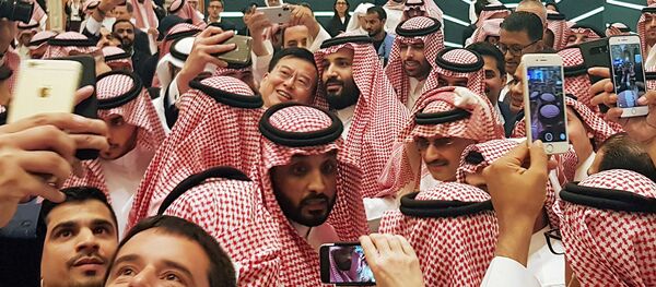 Ekim ayının sonunda Riyad'da düzenlenen Geleceğin Yatırımı Konferası'nda, Suudi Veliaht Prensi Muhammed bin Selman (en ortada), kendisiyle özçekim yapmak isteyenlere poz verirken - Sputnik Türkiye