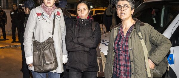 Nuriye Gülmen (solda) ve beraberindeki iki kadın gözaltına alındı. - Sputnik Türkiye