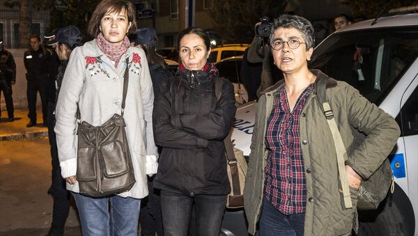 Nuriye Gülmen (solda) ve beraberindeki iki kadın gözaltına alındı. - Sputnik Türkiye
