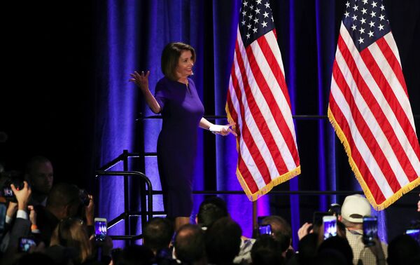 Nitekim Kaliforniya eyaletinden Temsilciler Meclisi'ne tekrar seçilen ve Temsilciler Meclisi'nin mevcut azınlık lideri Demokrat Nancy Pelosi, Washington'da Demokratların zaferini ilan etti. Yarın Amerika’da yeni bir gün olacak diyen Pelosi, Bu, Demokrat ve Cumhuriyetçi meselesi değil ABD’de Trump yönetimine karşı Anayasayı tekrar yerine getirme meselesidir diye konuştu. - Sputnik Türkiye