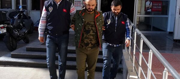 'Doktorum' diyerek ilişki kurduğu 25 kadını dolandırdı: Psikolojik hallerini çözümleyebilmek için Freud okudum - Sputnik Türkiye