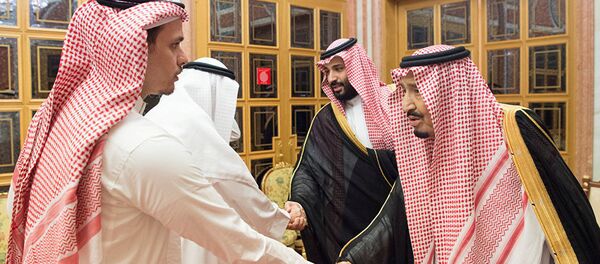 Kaşıkçı'nın iki oğlundan Salah, bir akrabalarıyla birlikte Suudi Kralı ve Veliaht Prensi tarafından kabul edilirken - Sputnik Türkiye