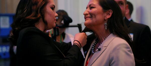 New Mexico, Albuquerque'den milletvekili seçilen yerli kadın siyasetçi Deb Haaland'ın kutlamalar sırasında dağılan saçlarını kızı Somah düzeltti. - Sputnik Türkiye