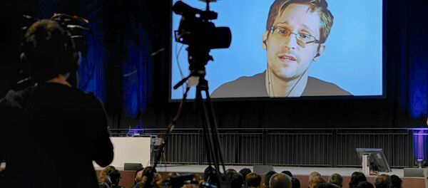 Edward Snowden, 'OH! - Orenstein Hoshen Media and Strategy' şirketi tarafından düzenlenen konferansta Mossad'ın eski başkan yardımcısı Ram Ben Barak ve diğer katılımcıların sorularını yanıtladı. - Sputnik Türkiye
