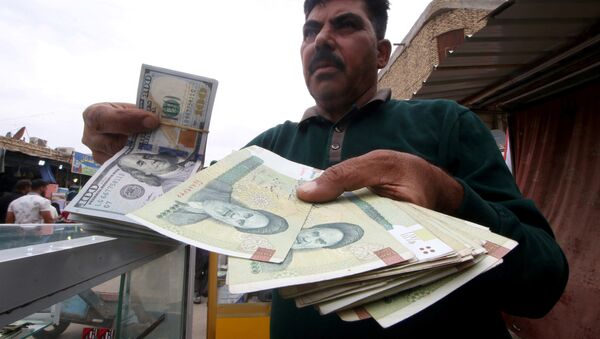 Basra kentinde döviz alım-satımı yapan Iraklının elindeki riyal ve dolarlar - Sputnik Türkiye