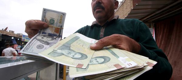 Basra kentinde döviz alım-satımı yapan Iraklının elindeki riyal ve dolarlar - Sputnik Türkiye