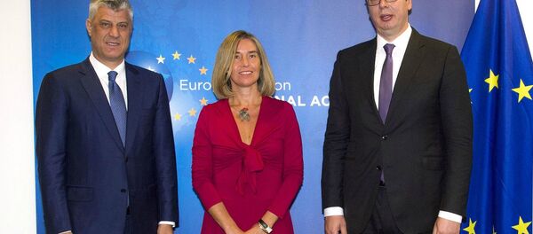 Kosova Cumhurbaşkanı Haşim Thaçi ile Sırbistan Cumhurbaşkanı Aleksandar Vucic, Brüksel'de AB Yüksek Temsilcisi Federica Mogherini ile bir araya geldi. - Sputnik Türkiye
