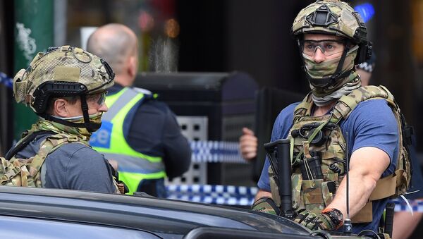 Avustralya silahlı güvenlik gücü mensupları, Melbourne'ün Bourke Caddesi üzerinde saldırıya sahne olan AVM'nin önünde - Sputnik Türkiye