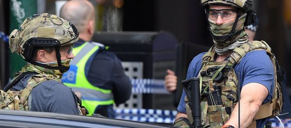 Avustralya silahlı güvenlik gücü mensupları, Melbourne'ün Bourke Caddesi üzerinde saldırıya sahne olan AVM'nin önünde Avustralya silahlı güvenlik gücü mensupları, Melbourne'ün Bourke Caddesi üzerinde saldırıya sahne olan AVM'nin önünde - Sputnik Türkiye