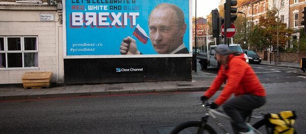 İngiliz Proud Bear aktivistleri, Brexit'i Putinli reklam panolarıyla 'kutluyor' - Sputnik Türkiye