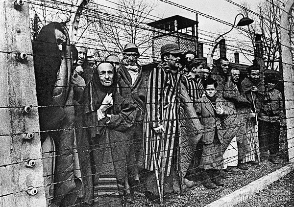 Auschwitz toplama kampındaki mahkumlar Auschwitz toplama kampındaki mahkumlar - Sputnik Türkiye